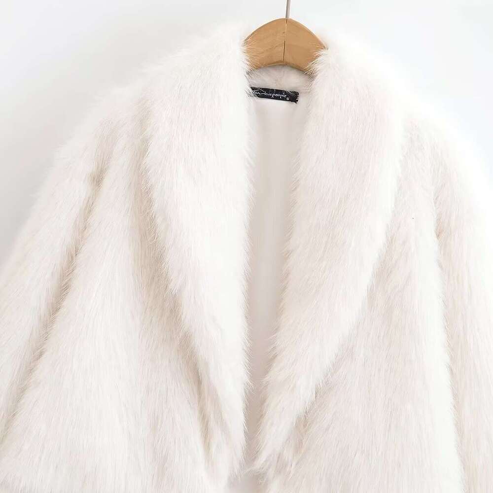 Women's clothing autumn 2025 new style, high-end fashion, versatile fashion, short synthetic fur lapel short jacket