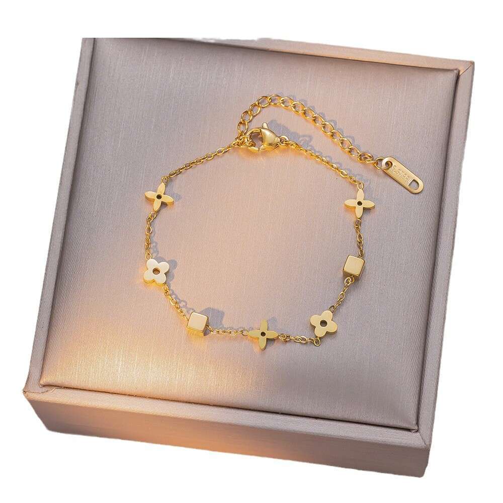 High-End Geometric Small Square Flower Titanium Steel Necklace for Women Fashion Internet Celebrity Four-Leaf Clover Clavicle Chain Set