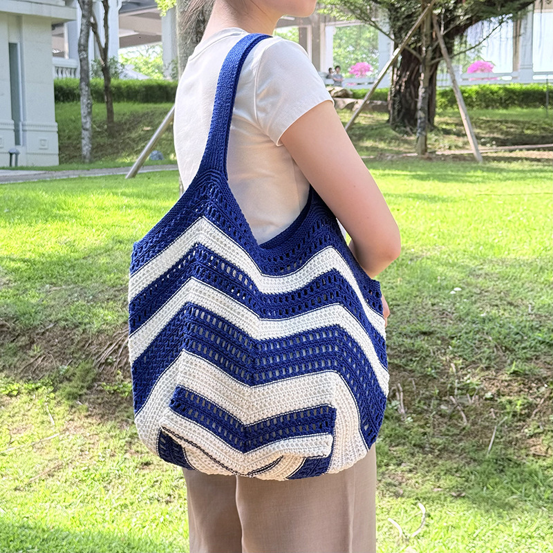 2025 Autumn New Women's Shoulder Bag Commuting Women's Hollow Woven Bag New Large Capacity Leisure Vacation Knitted Bag Autumn New Designer 