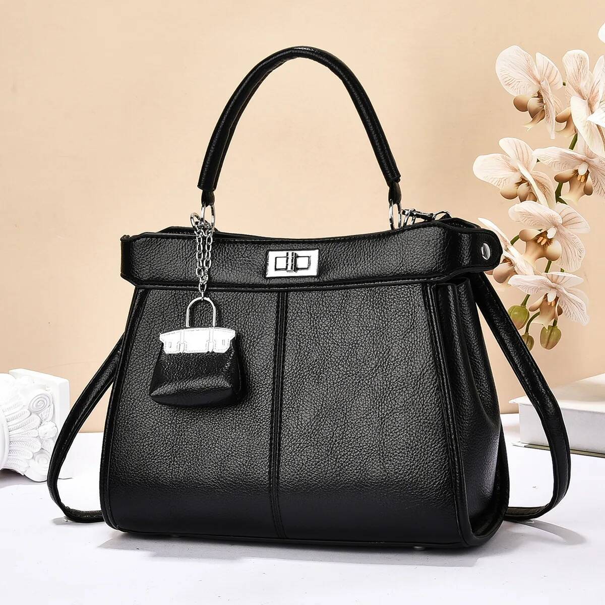 New Fashion Womens Handbags Lock Buckle Large Capacity Shoulder Bags Commuting Trendy Versatile Celebrity Crossbody Bag