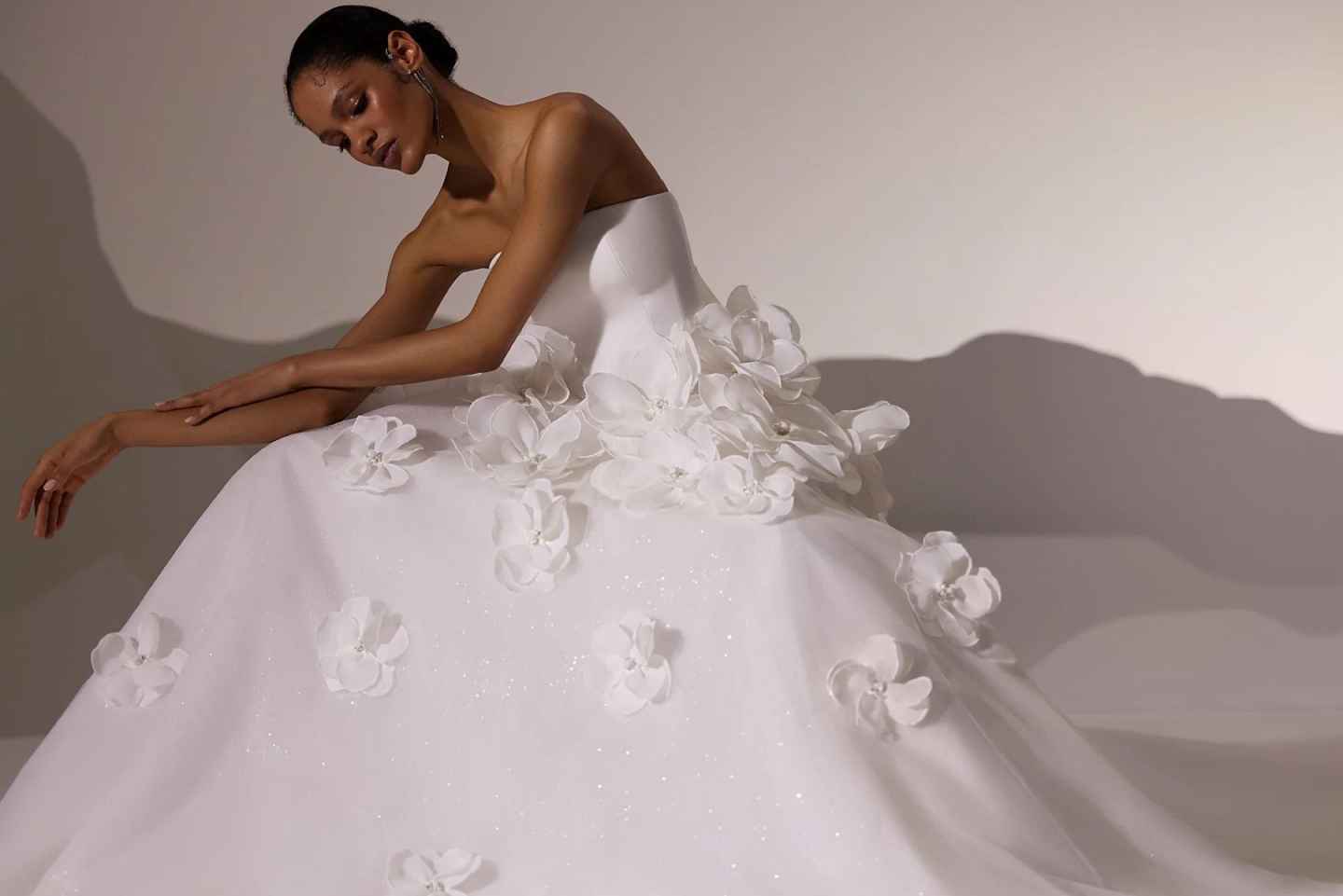 Customized A Line Wedding Dress Hand Made Flowers Bridal Gowns Strapless Backless Sweep Train Illusion Bride Dress