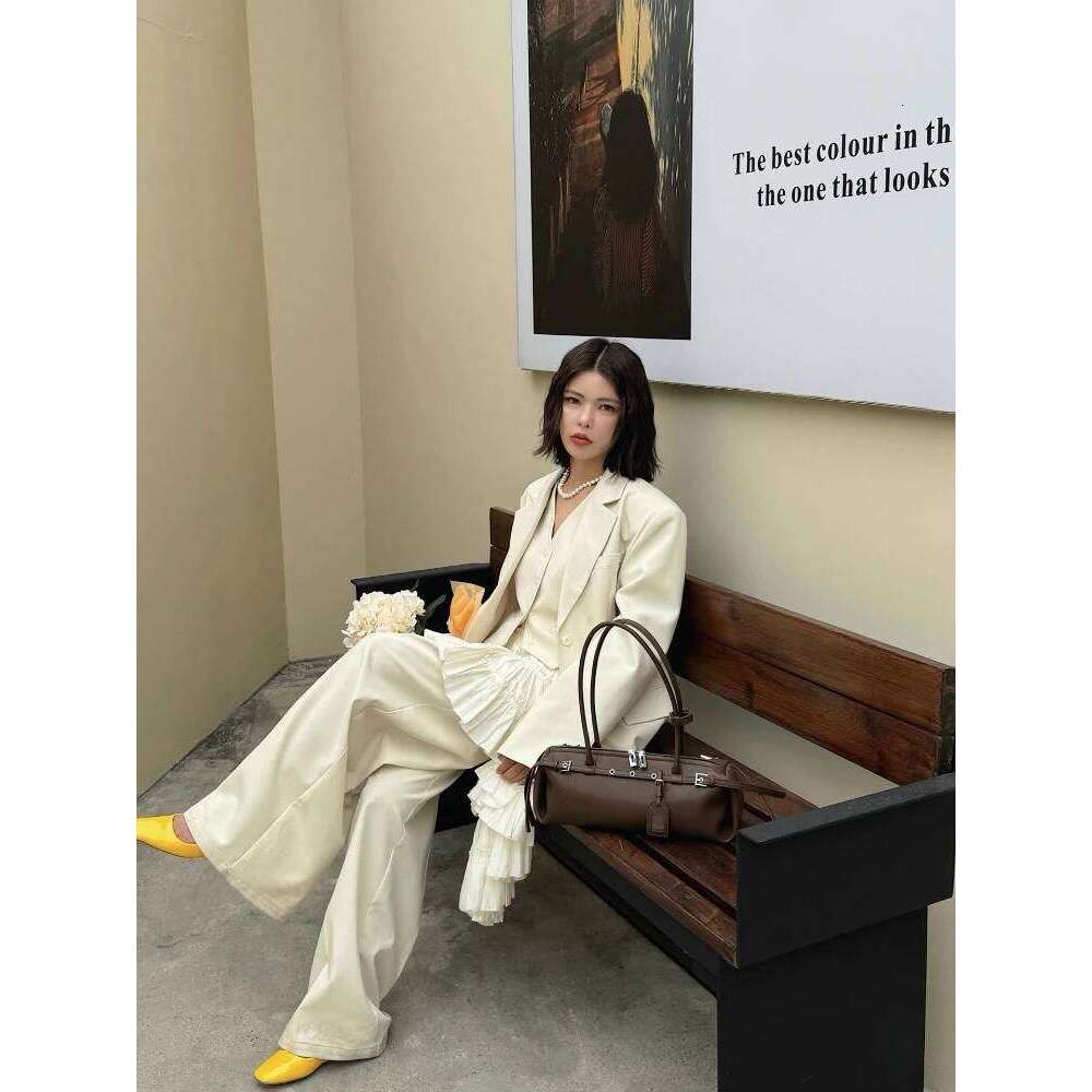 Designer Bags Strict Select High Quality Cow Leather Horizontal Bowling Tote Niche All-Purpose Leisure Kakhi Color Women Long Handle Handbag Luxury Ba