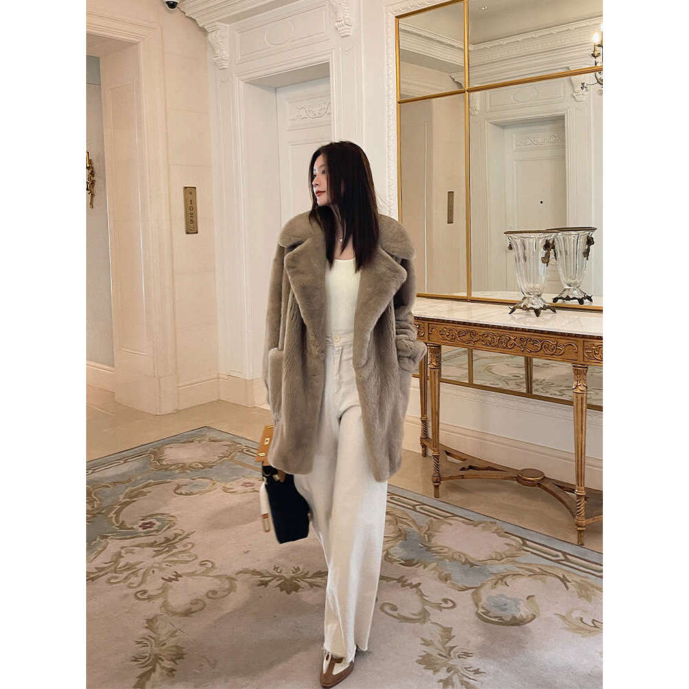 New autumn and winter thickened, warm and fashionable fur coat, women's large lapel, elegant artificial fur mink coat