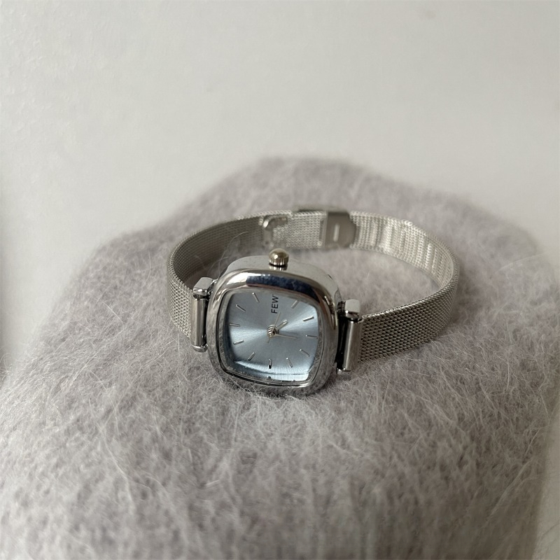 Womens Small Dial Elegance Quartz Timepiece - Fine Craftsmanship & Luxury Design