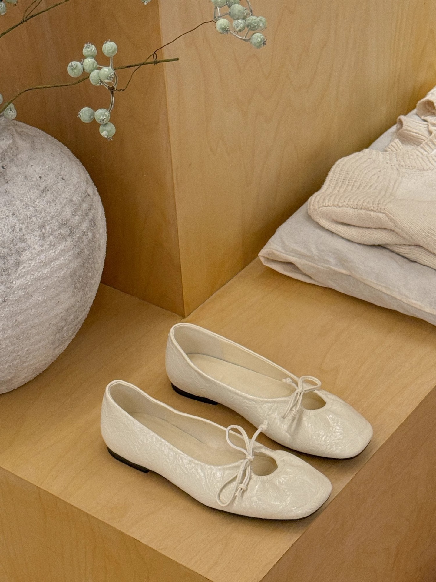 Designer 2025 new hollow bow soft leather flat shoes