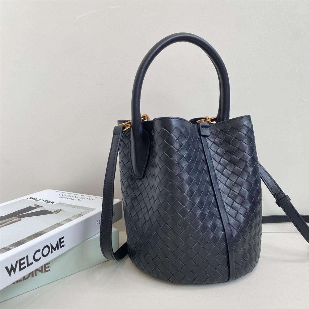 New Trend Genuine Leather Women's Niche Single Shoulder Crossbody Large Capacity Handwoven Sheepskin Handheld Bucket Bag designer bag B5