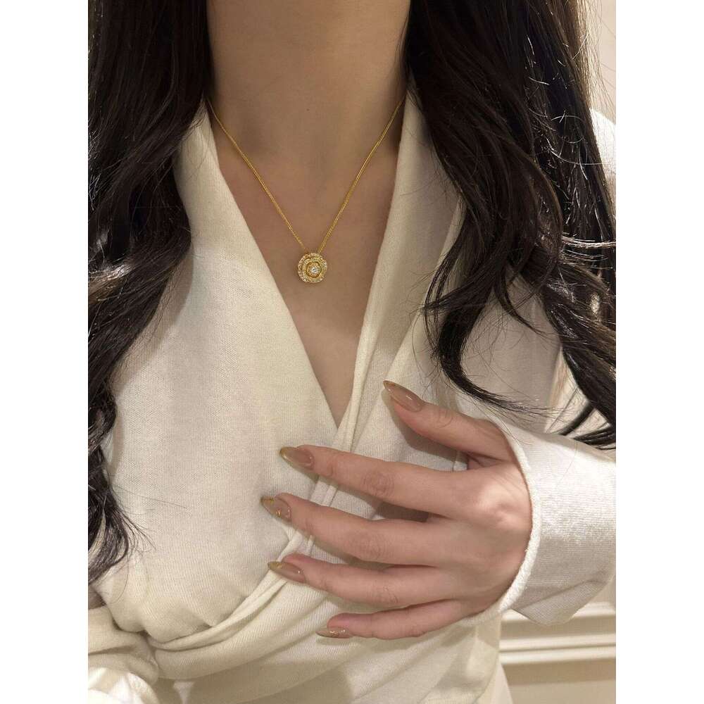 Traditional Rotating Camellia Necklace 2025 New Model Sparkling Full Dia Exquisite Small Gold Flower Pendant
