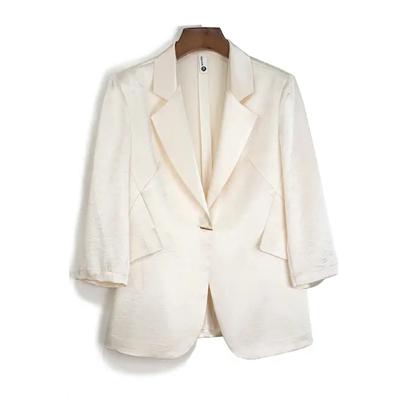 Chic Woman's Tailored Suit Coat with Natural Flowing Design