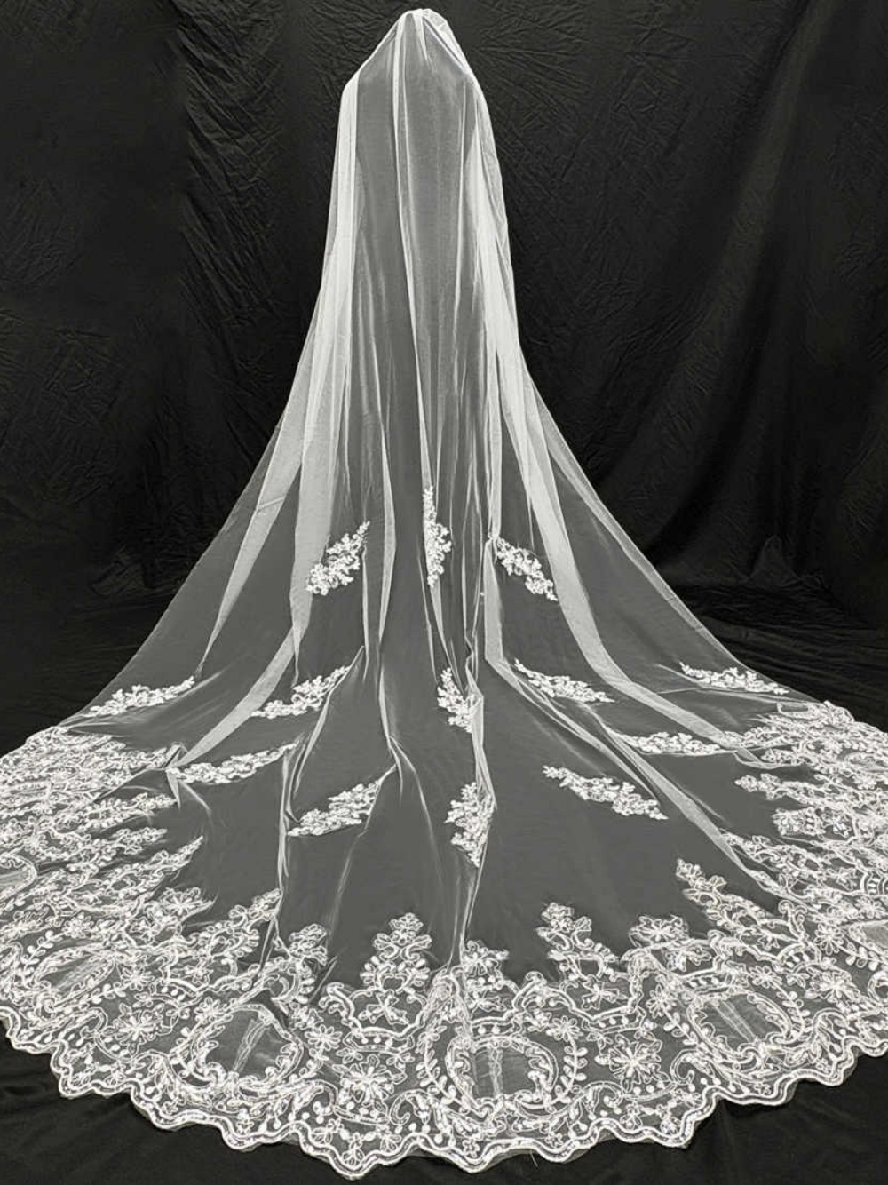 Classic Sequins Wedding Veils Appliques One Layer Cathedral Length Bride Veil With Comb Customized Bridal Accessories