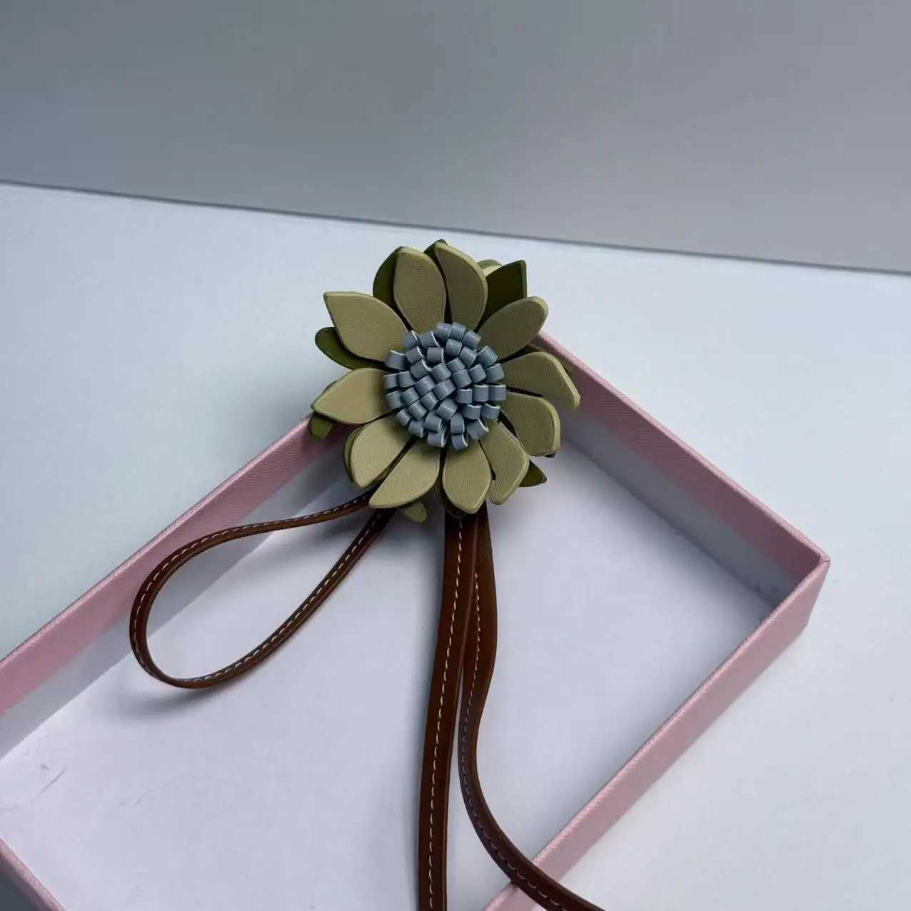 Pearl Accent Bag Hanger Elegant Shoulder Backpack Accessory Ladies Luxury Decor Piece Y250815