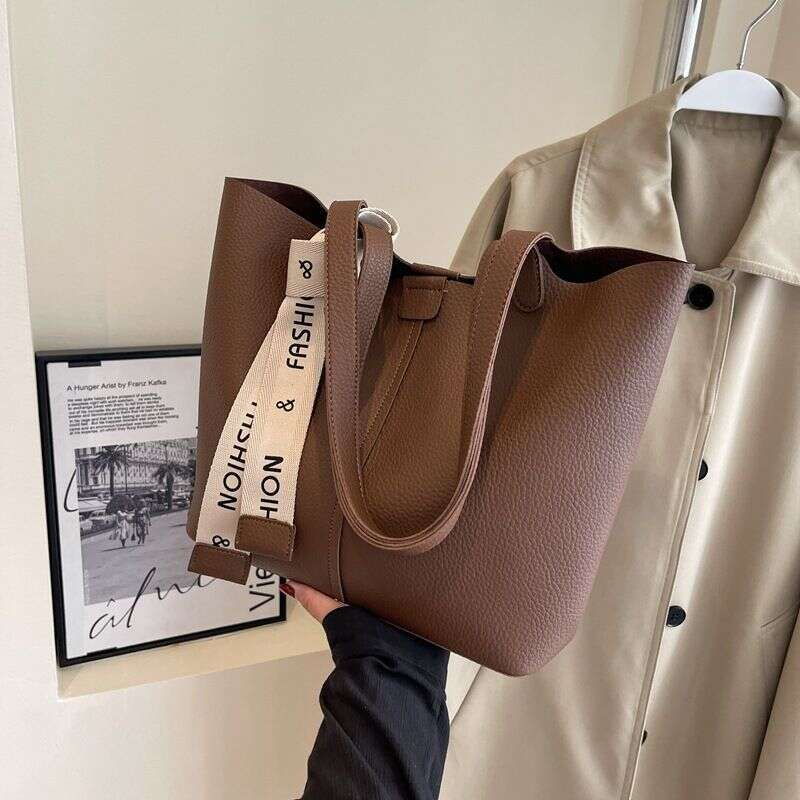 2023 New Multi-compartment Portable Tote Bag Women's Large-capacity Class Commuting niche design high-end shoulder bag