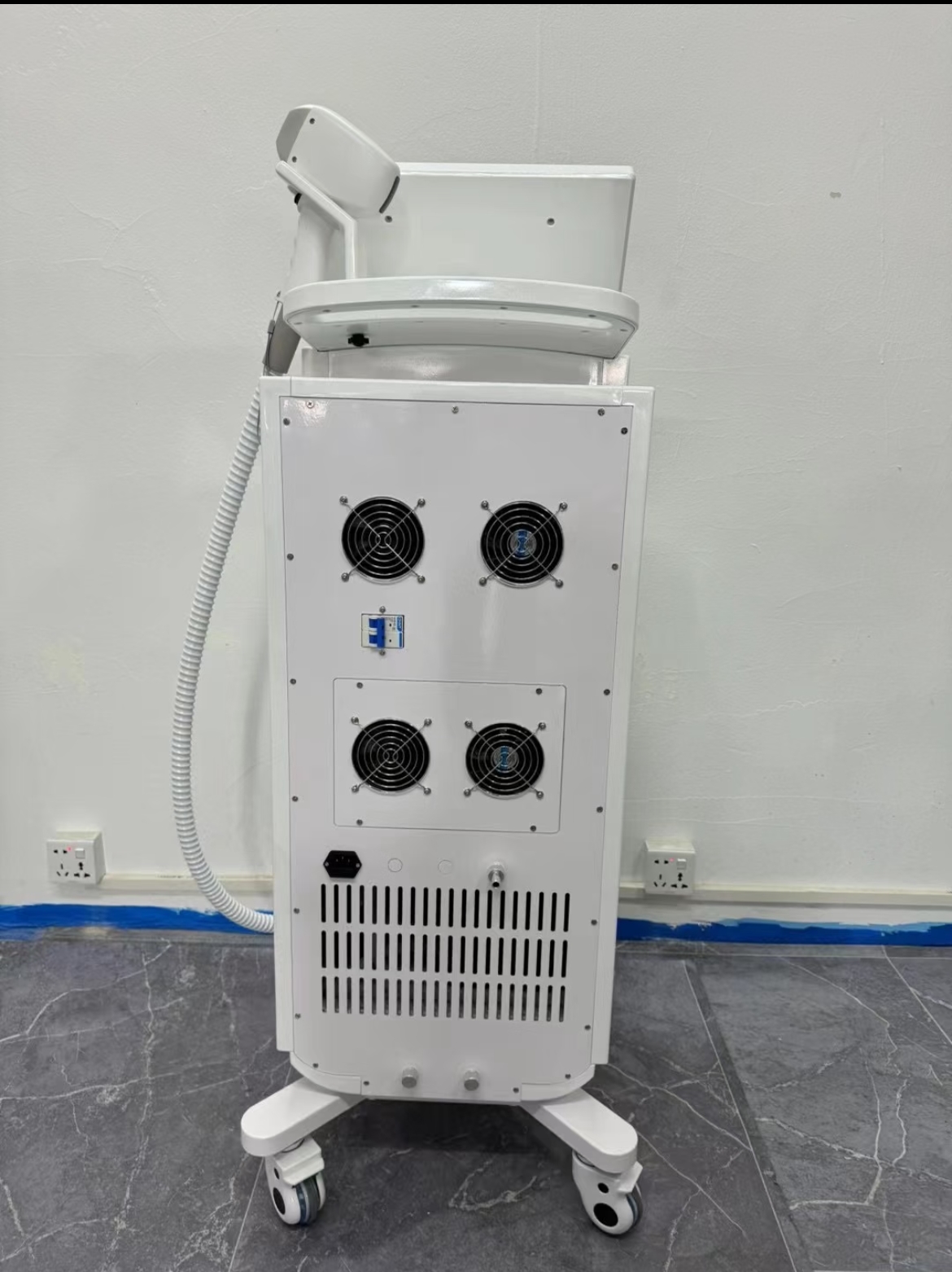 Professional Diode Laser Hair Removal Device Triple Wavelength 755 808 1064 For Beauty Salon and Spa Painless Permanent Hair Reduction All Skin Colors