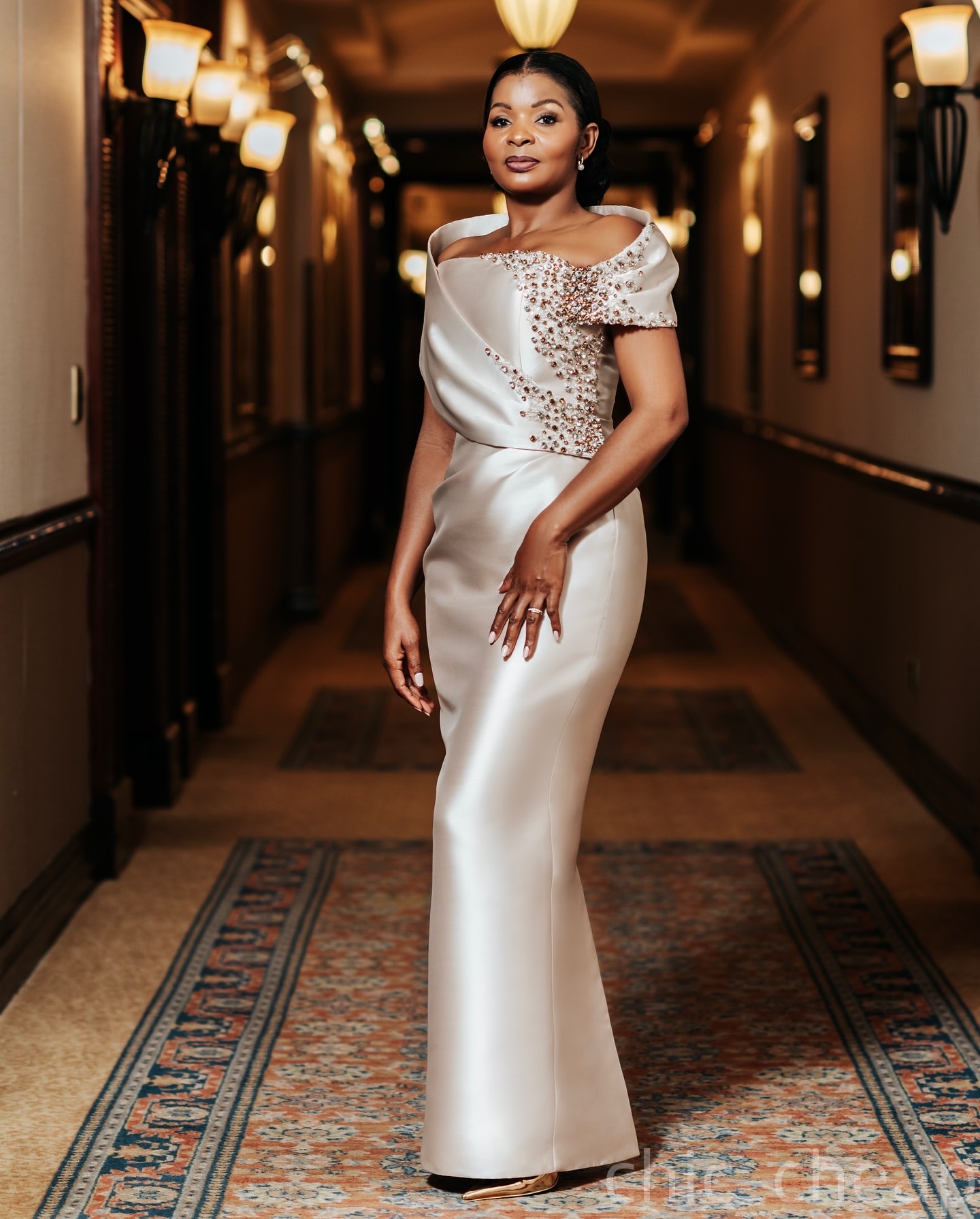 2025 Plus Size Ivory Sheath Mother Of Bride Dresses Lace Crystals Satin Off Shoulder Evening Party Mama's Dress Vintage Birthday Wedding Guest Gr