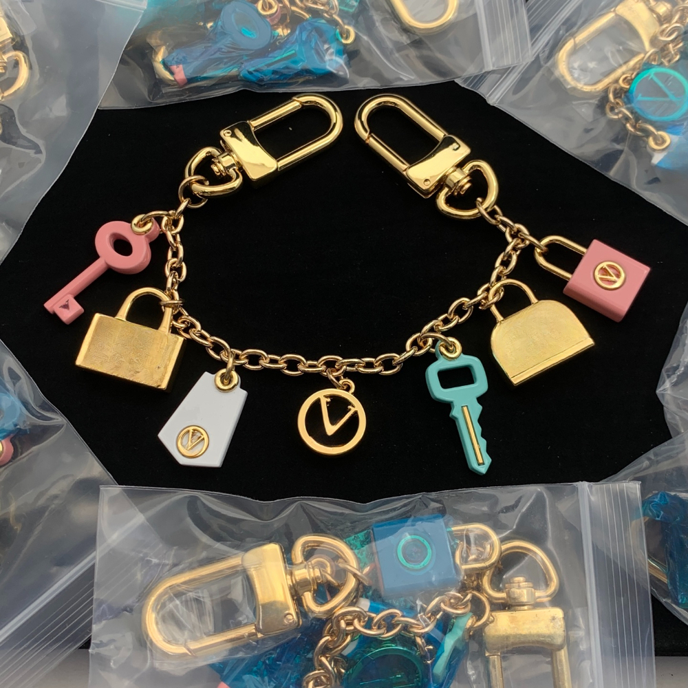 High Quality Keychain Classic Exquisite Luxury Designer Car Keyring Zinc Alloy Letter Unisex Lanyard Gold Black Metal Small Jewelry