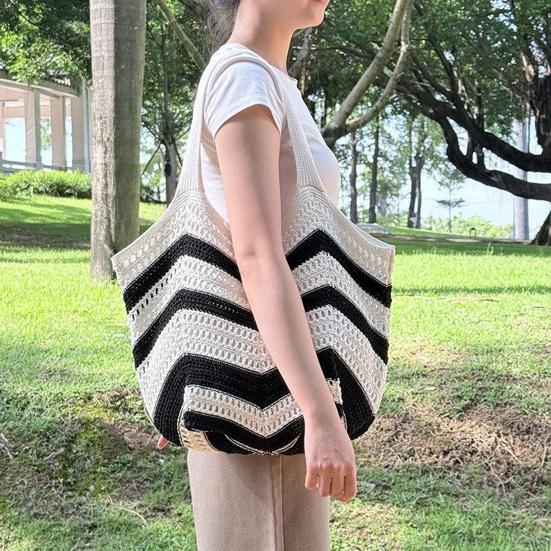 2025 Autumn New Women's Shoulder Bag Commuting Women's Hollow Woven Bag New Large Capacity Leisure Vacation Knitted Bag Autumn New Designer 