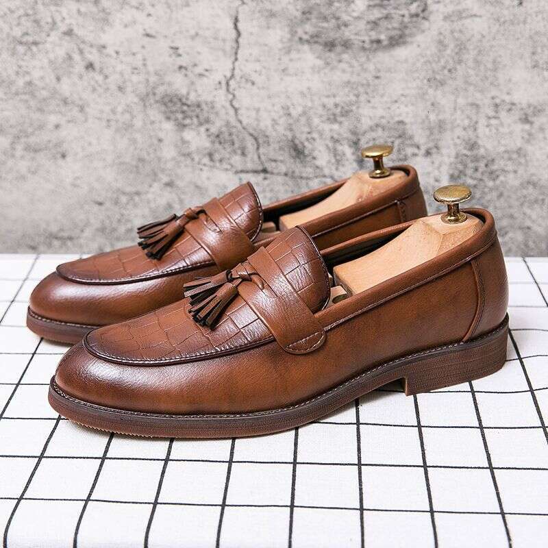2022 Leather Casual Men Loafers Band Slip On Male Dress Shoes Leisure Style Big Size 38-47 Good Wear-resistant Sole