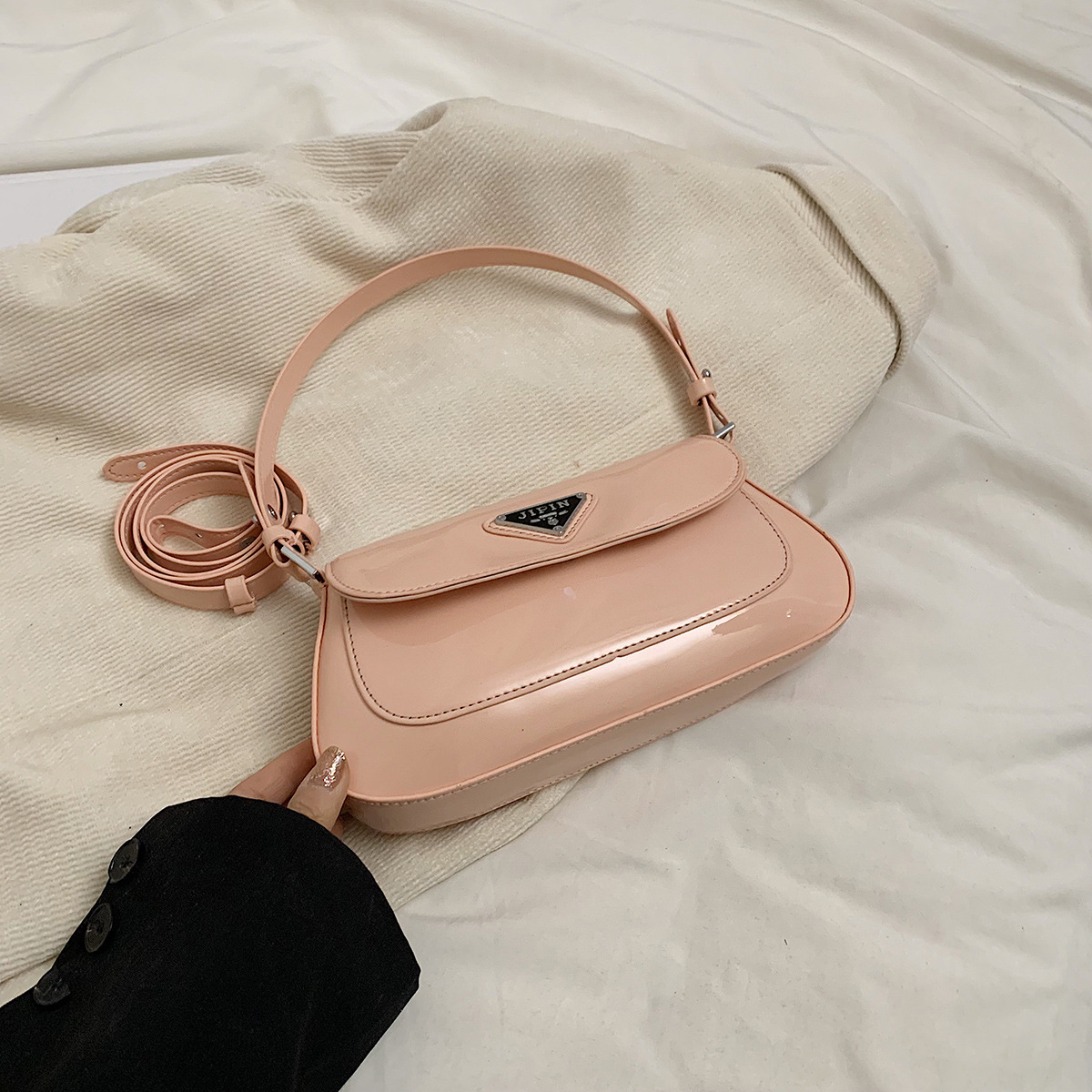 Exquisite and fashionable armpit bag women's 2025 hot new style stylish and versatile solid color bright surface shoulder bag high texture trendy