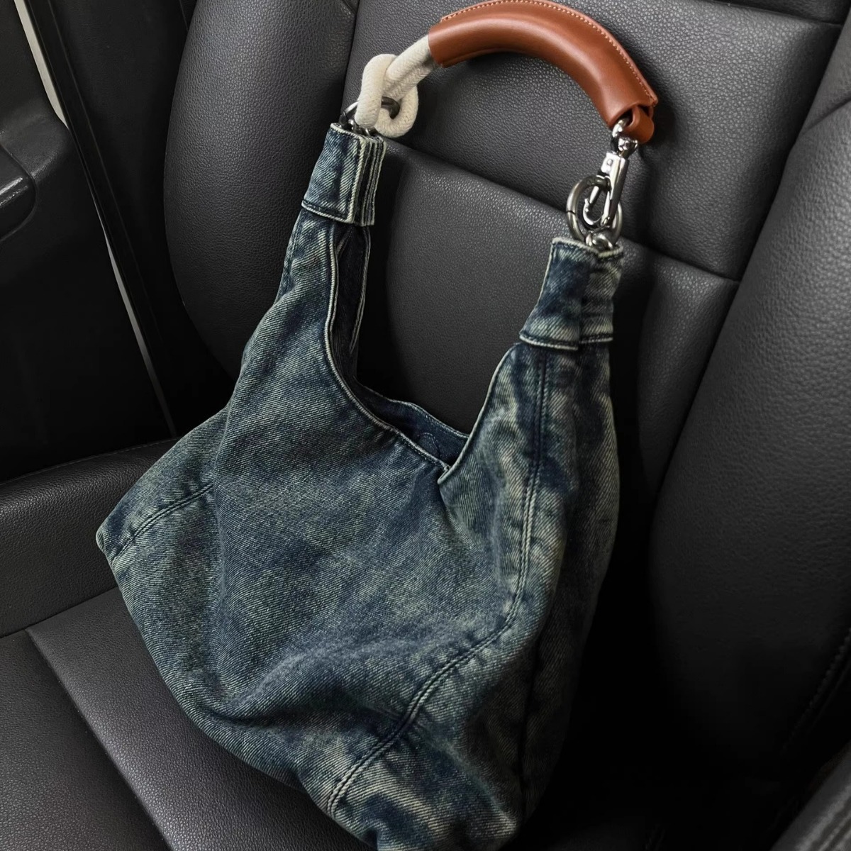 2025 Autumn New Women's Shoulder Bag Denim Handbag Niche Casual Commuting Armpit Bag Spicy Women's Crossbody Bag Autumn New Designer Bag