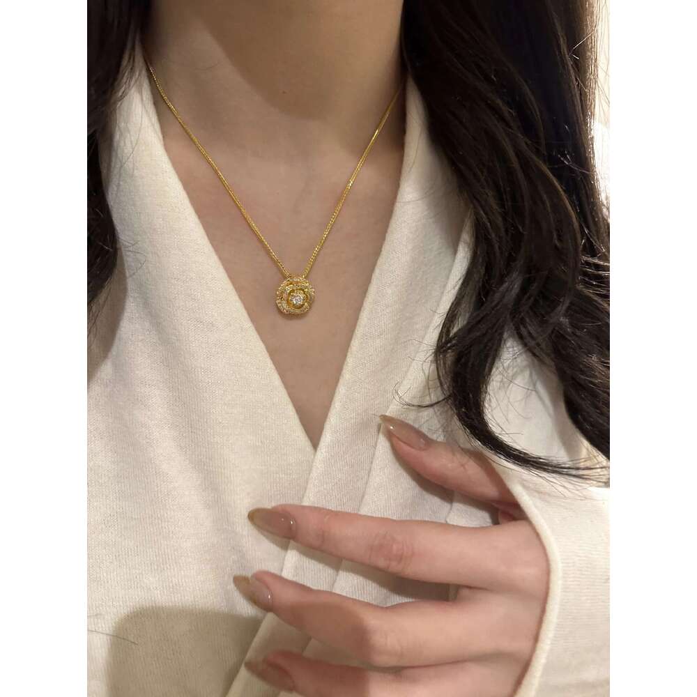 Traditional Rotating Camellia Necklace 2025 New Model Sparkling Full Dia Exquisite Small Gold Flower Pendant