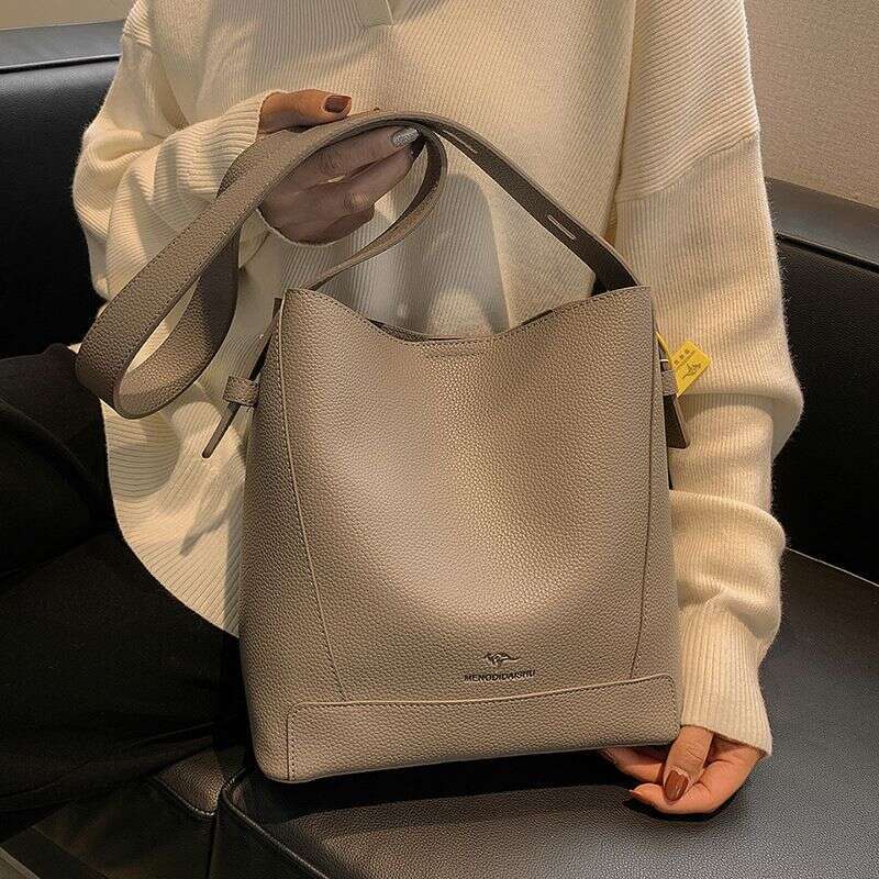 2023 New Women's Popular Bucket Korean Version INS High Capacity Tote Street One Shoulder Diagonal Straddle Bag