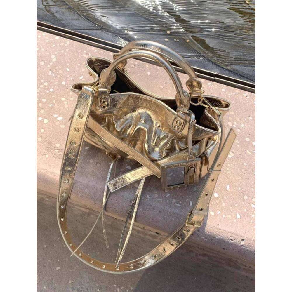 Designer Bag Tote Bag Shoulder Bag New Hot Girl Oil Wax Leather Rivet Design Large Capacity Motorcycle Single Shoulder Crossbody Commuter Handheld Tot