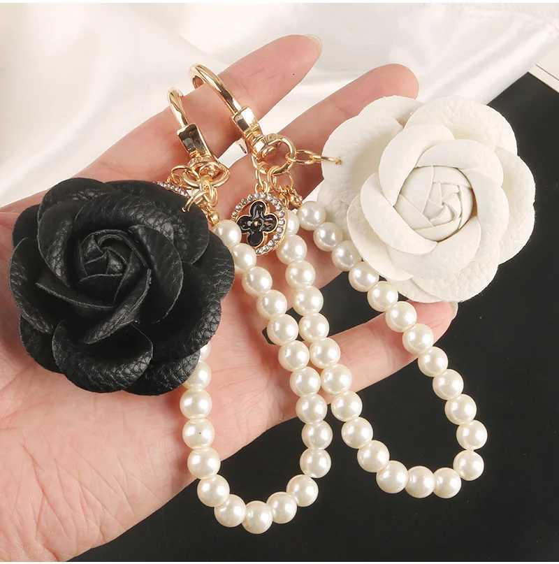 Luxury White Black Leather Rose Camellia Flowers Pearls Chain Keychain For Women Trinket Ring Car Bag Pendant Charm X61 Y250815