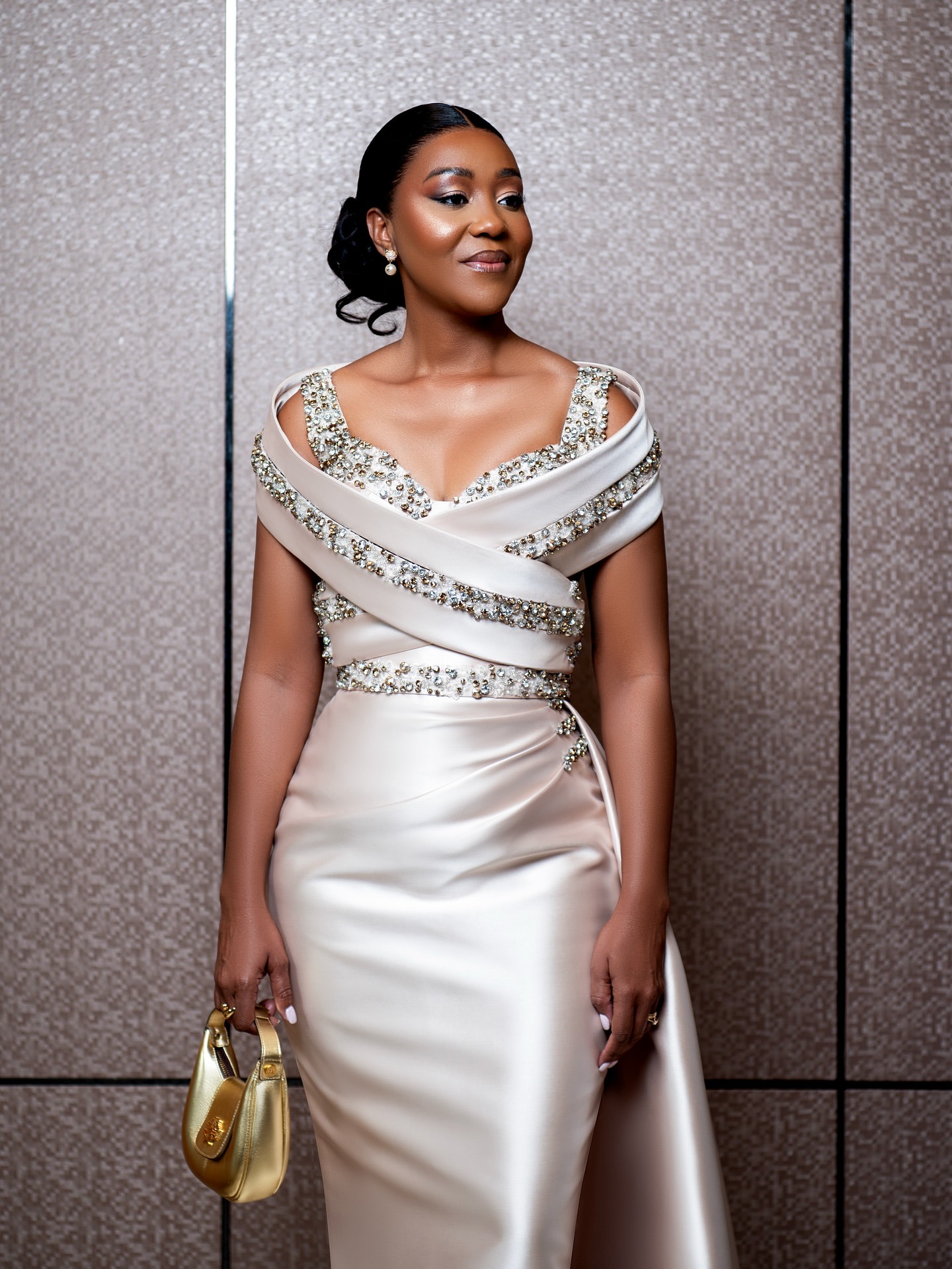 2025 Plus Size Silver Sheath Mother Of Bride Dresses Beaded Crystals Satin Evening Party Mama's Dress Vintage Birthday Wedding Guest Groom Mother