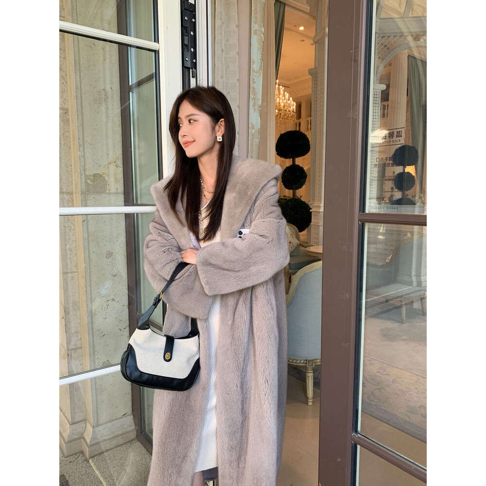 2025 New Elegant Women Jacket Loose Fashionable Extended Hooded Warm Mink Fur Winter Coat White Gray Casual Long Parkas