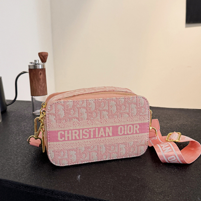 Advanced camera bag for women 2025 new summer letter single shoulder diagonal cross bag, stylish and versatile small square bag