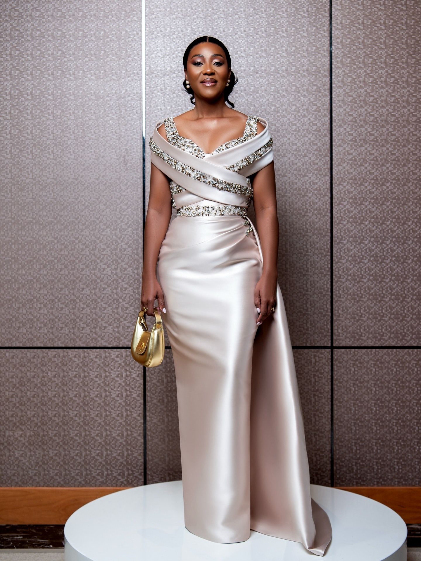 2025 Plus Size Silver Sheath Mother Of Bride Dresses Beaded Crystals Satin Evening Party Mama's Dress Vintage Birthday Wedding Guest Groom Mother
