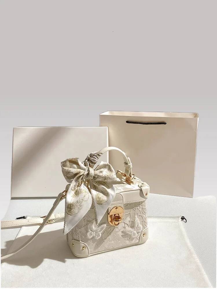 Popular Newly Trendy Cosmetic Square Handbag For Banquet Dating Women And Floral Butterfly Lace Shoulder Bag