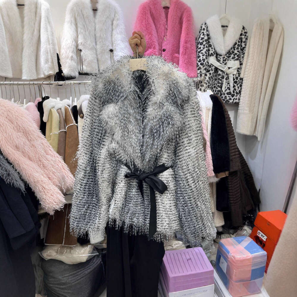 Fur coat with fox fur fringed gradient, short thickened warm coat, European and American plus-size women's style