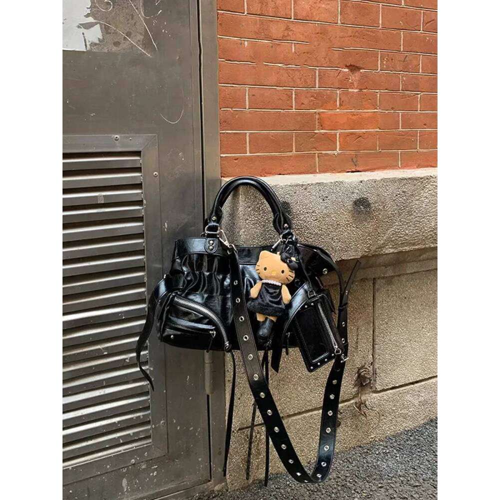 Designer Bag Tote Bag Shoulder Bag New Hot Girl Oil Wax Leather Rivet Design Large Capacity Motorcycle Single Shoulder Crossbody Commuter Handheld Tot