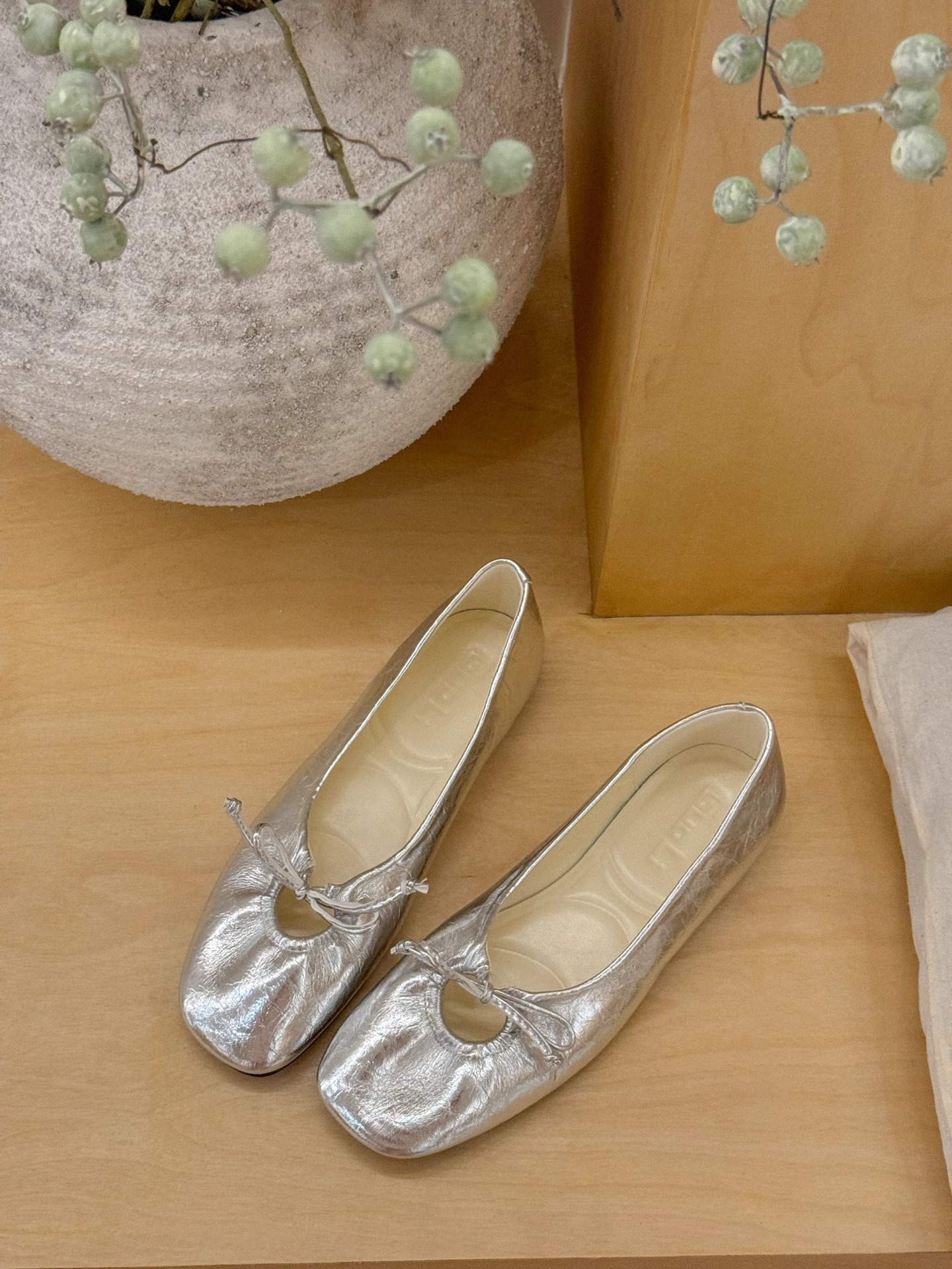 Designer 2025 new hollow bow soft leather flat shoes