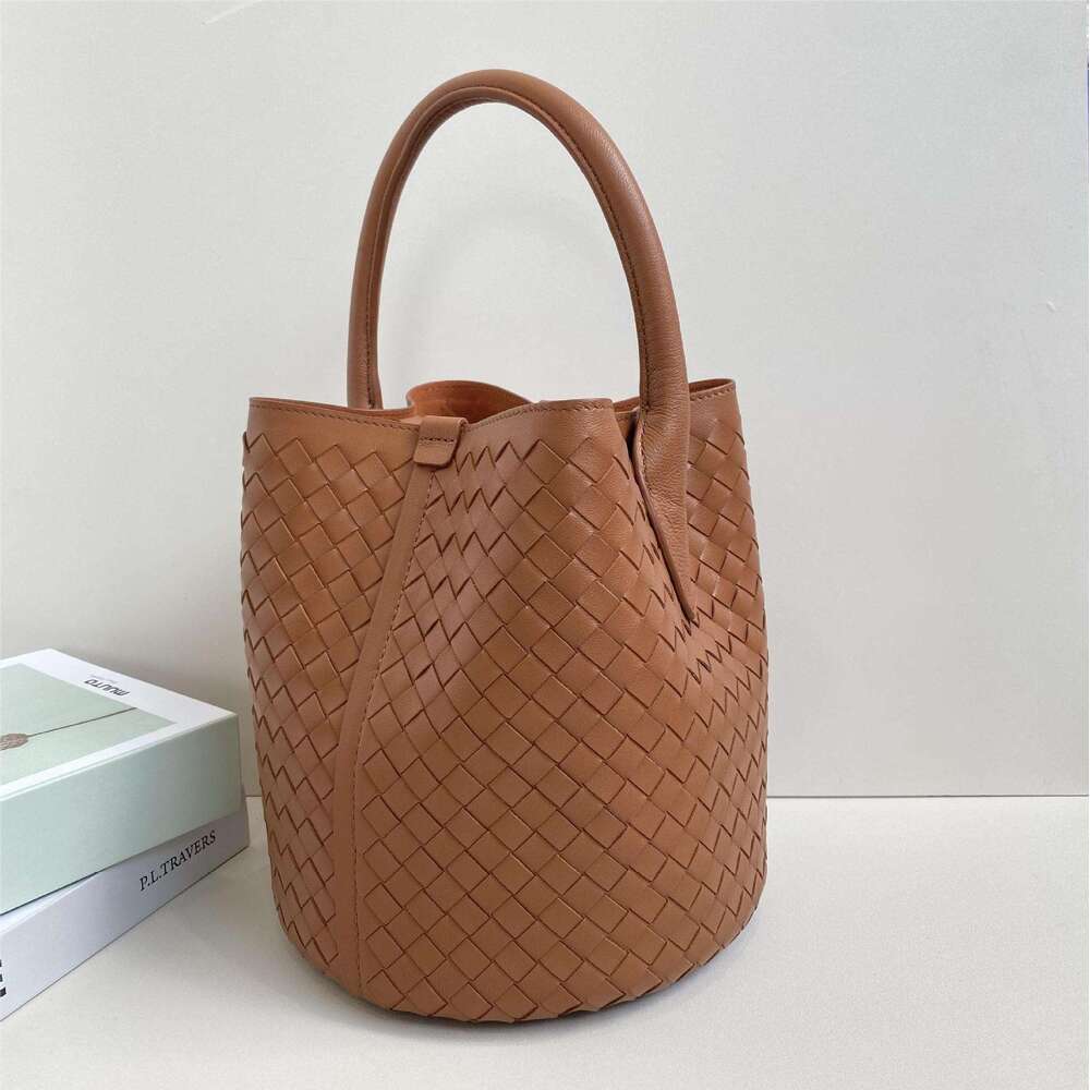 New Trend Genuine Leather Women's Niche Single Shoulder Crossbody Large Capacity Handwoven Sheepskin Handheld Bucket Bag designer bag B5