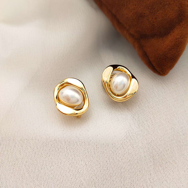 DHcollections Painless Pearl Mosquito Coil Clip-On Earrings for Women Without Piercing, French Style Earrings, Elegant Autumn Winter 2023 New Trend