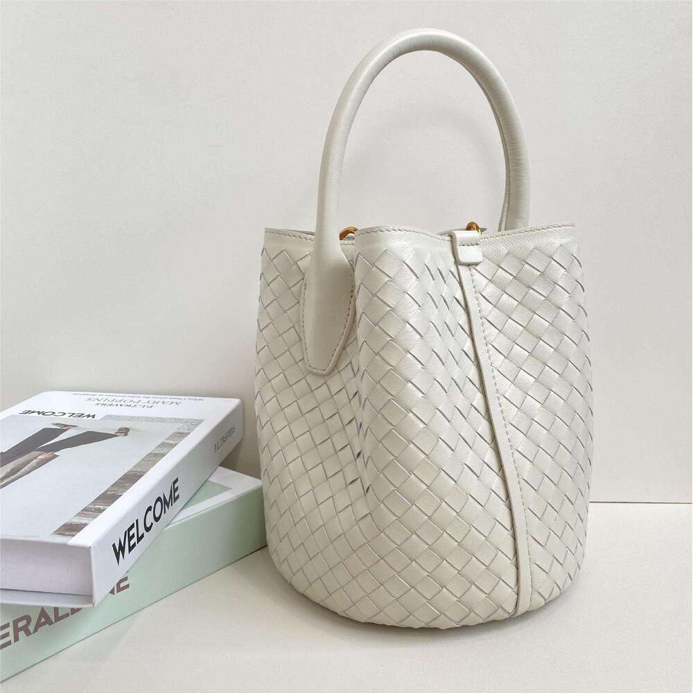 New Trend Genuine Leather Women's Niche Single Shoulder Crossbody Large Capacity Handwoven Sheepskin Handheld Bucket Bag designer bag B5