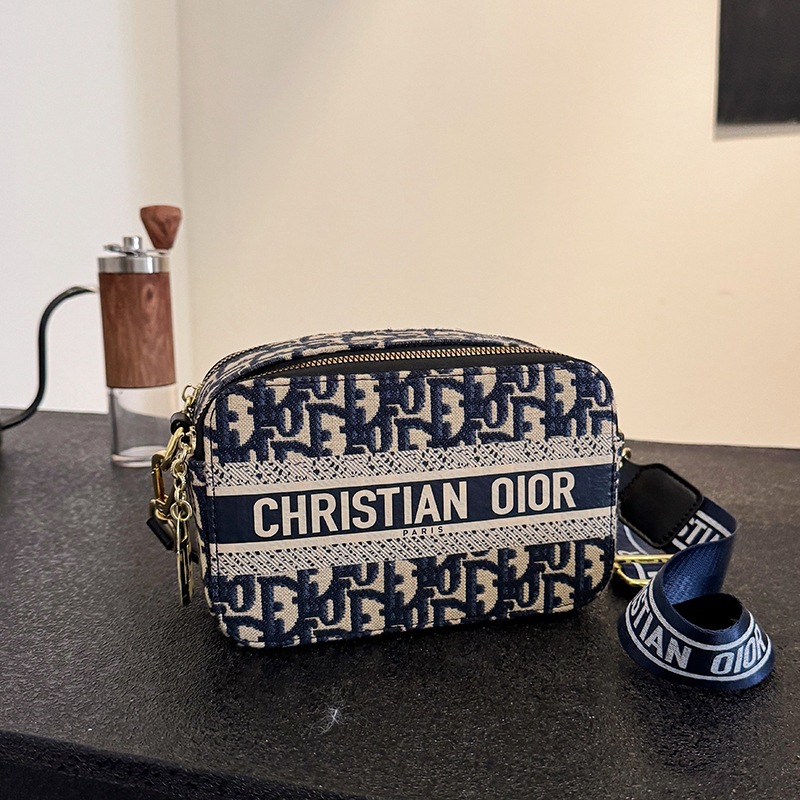 Advanced camera bag for women 2025 new summer letter single shoulder diagonal cross bag, stylish and versatile small square bag