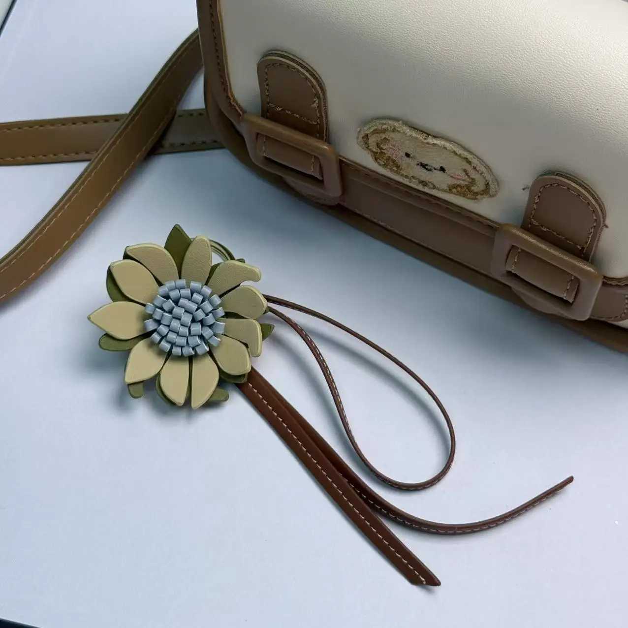 Pearl Accent Bag Hanger Elegant Shoulder Backpack Accessory Ladies Luxury Decor Piece Y250815