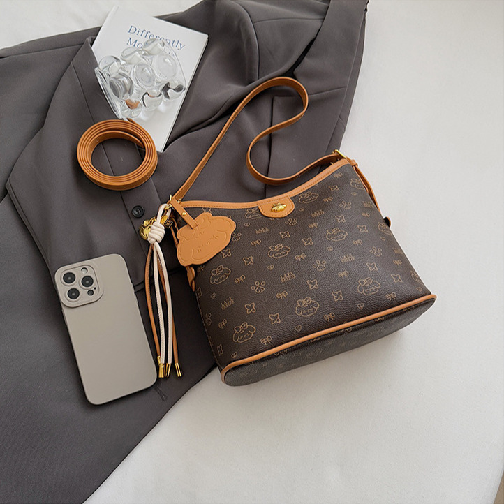 Free Shipping Designer Luxury Bag New Retro Women's Vintage Flower Handbag Large Capacity Commuting Shoulder Bag Classic Armpit Bag Casual Shoppi