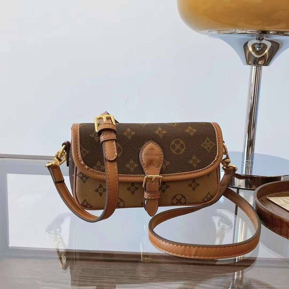 DHessentials Vintage Nurse Bag - Stylish PVC Crossbody Purse for Women, Retro Shoulder Bag (20x11cm, 550g)