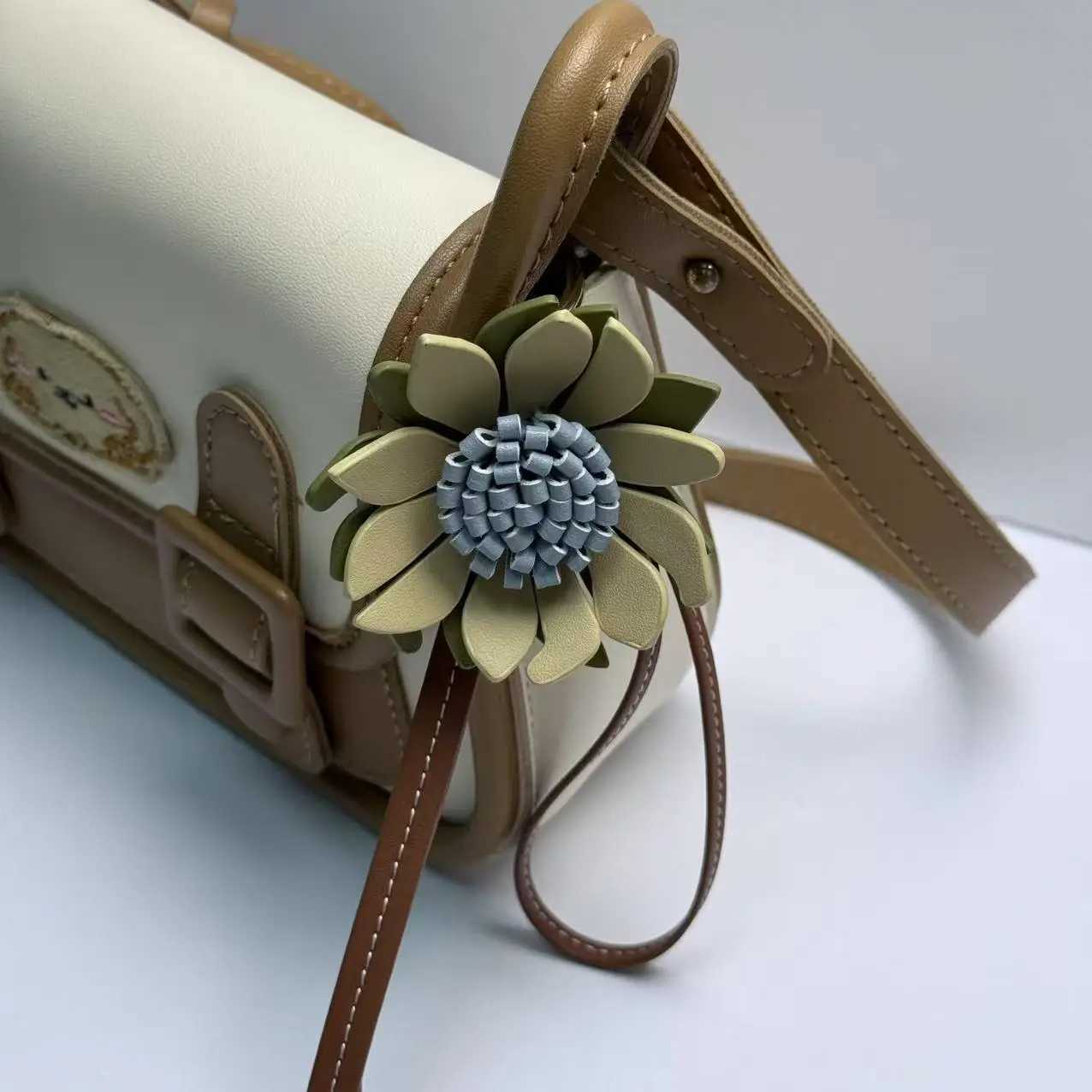 Pearl Accent Bag Hanger Elegant Shoulder Backpack Accessory Ladies Luxury Decor Piece Y250815