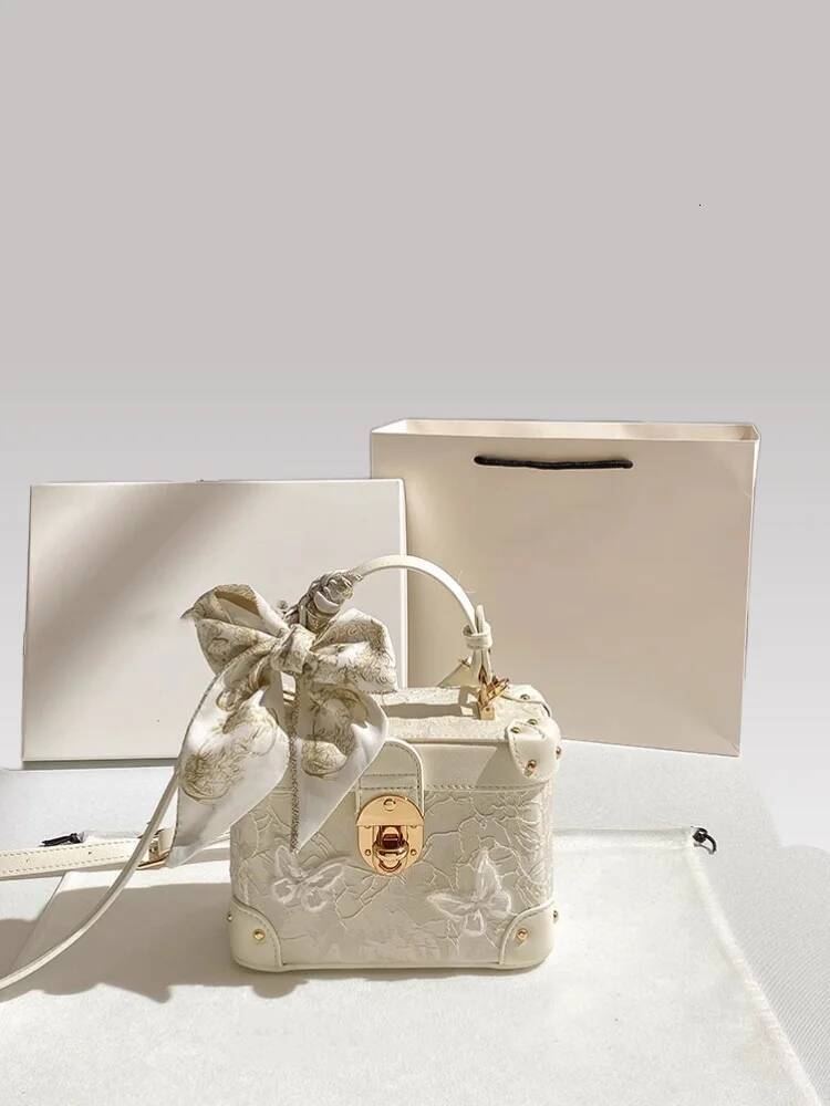 Popular Newly Trendy Cosmetic Square Handbag For Banquet Dating Women And Floral Butterfly Lace Shoulder Bag