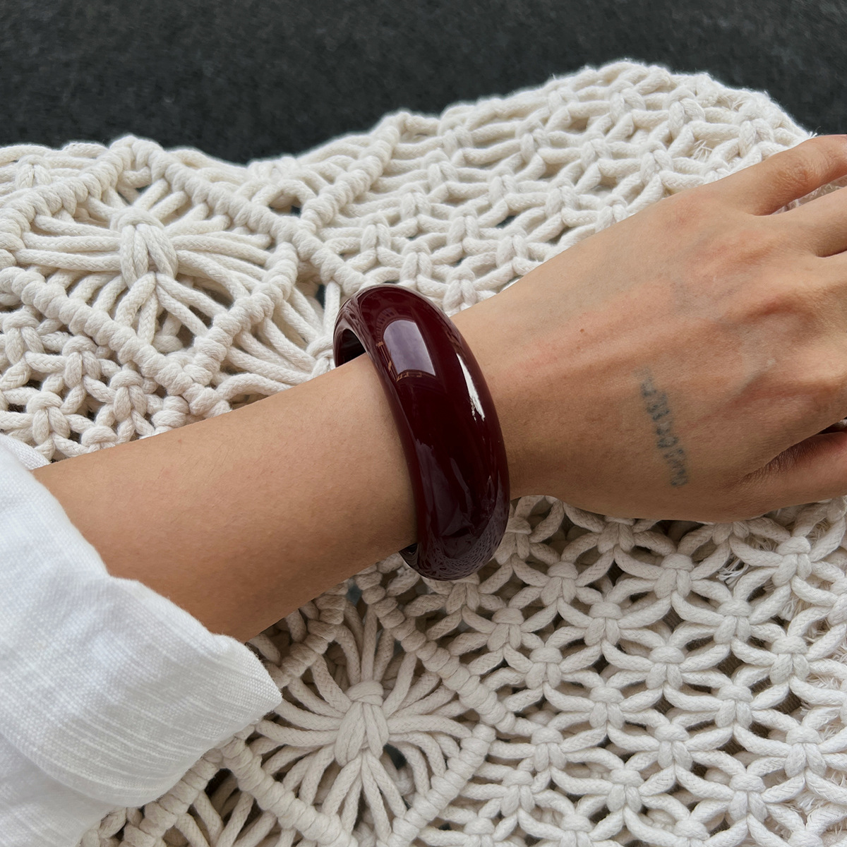 2025 New Arrival Women Luxury Inspired Red Sleek Open Cuff Bracelet Minimalist Curved Spring Design for Effortless Elegance