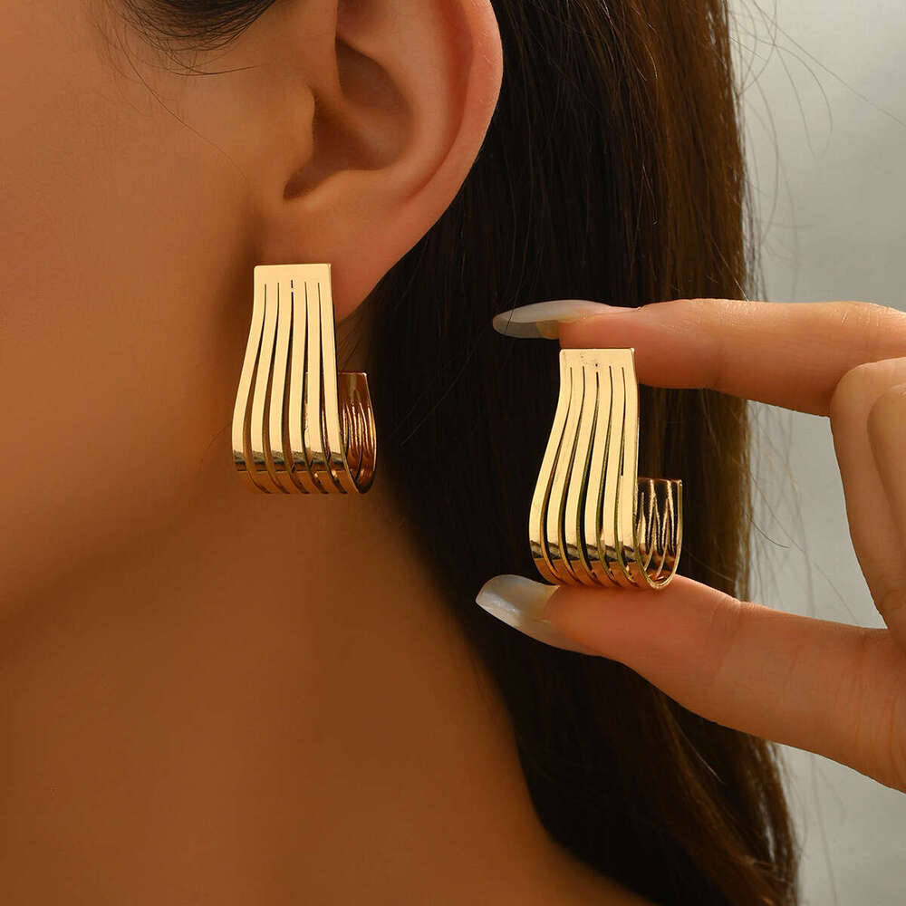2025 New Women's Geometric Curved Metal Electroplated Design Stud Earrings Versatile Ear Jewelry
