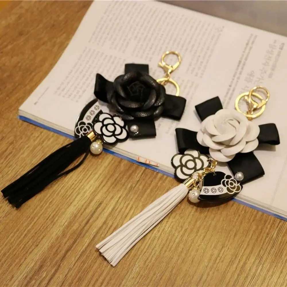 Black Leather Ornaments Jewelry Element Hanger Gifts lia Key Chain Bag Pendant Flower Keyring S250816