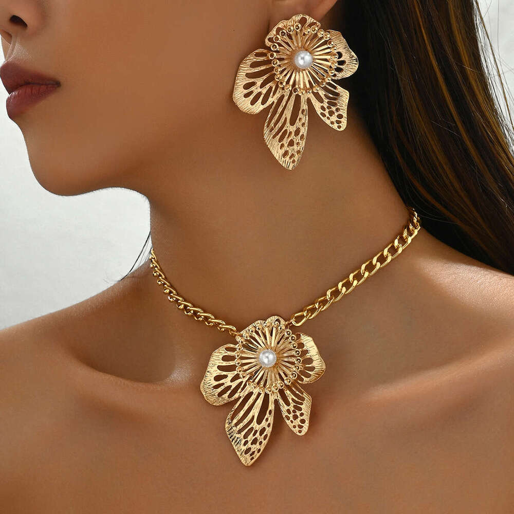 Metallic Style Women's Flower and Earring Set with Pearl Inlay, Niche Design Twist Chain Necklace