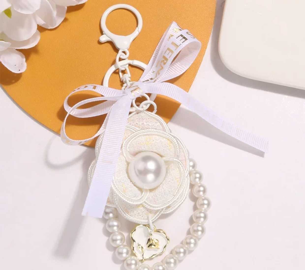 Elegant PU Leather Rose Camellia Flowers Imitation Pearls Chain Keychain For Women Trinket Ring Car Bag Pendant Charm X489 Z250816