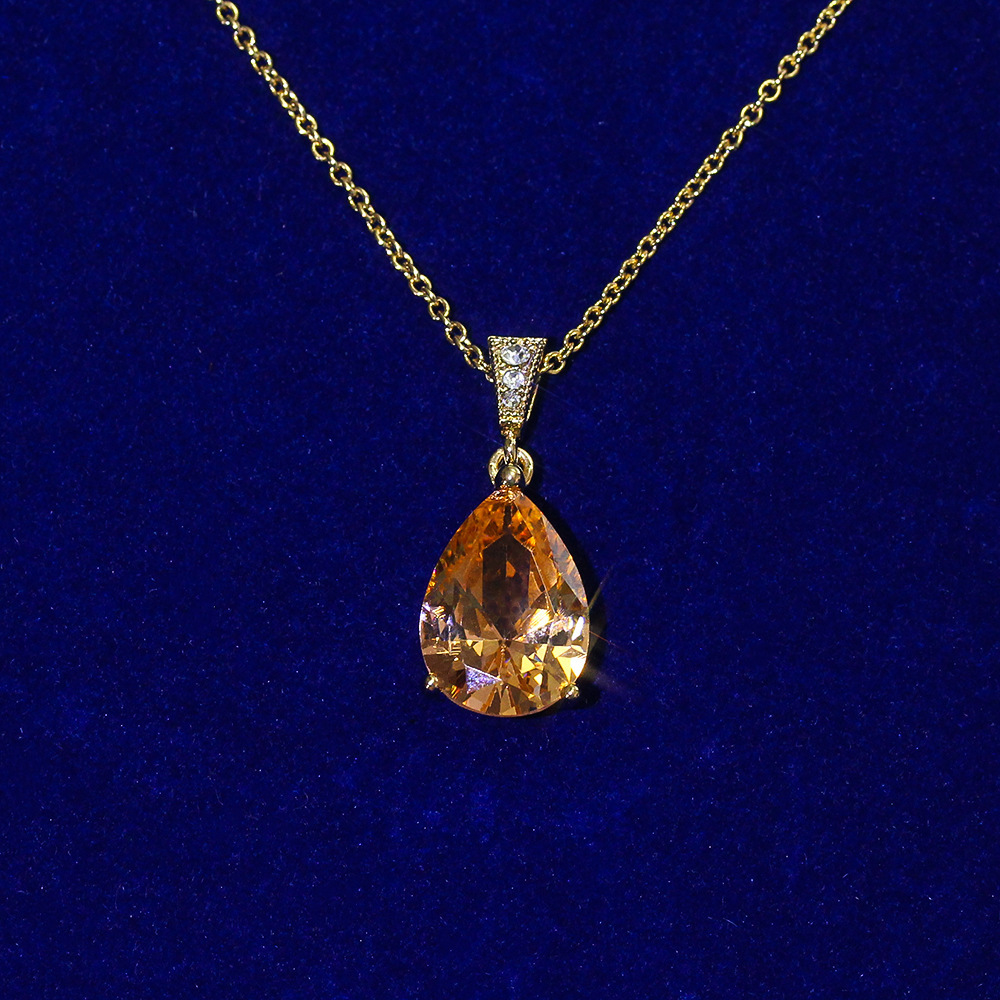2025 New Arrival Women Niche Designed Champagne Teardrop Gemstone Pendant Necklace Elegant Versatile Collarbone Chain for Everyday Sophistication