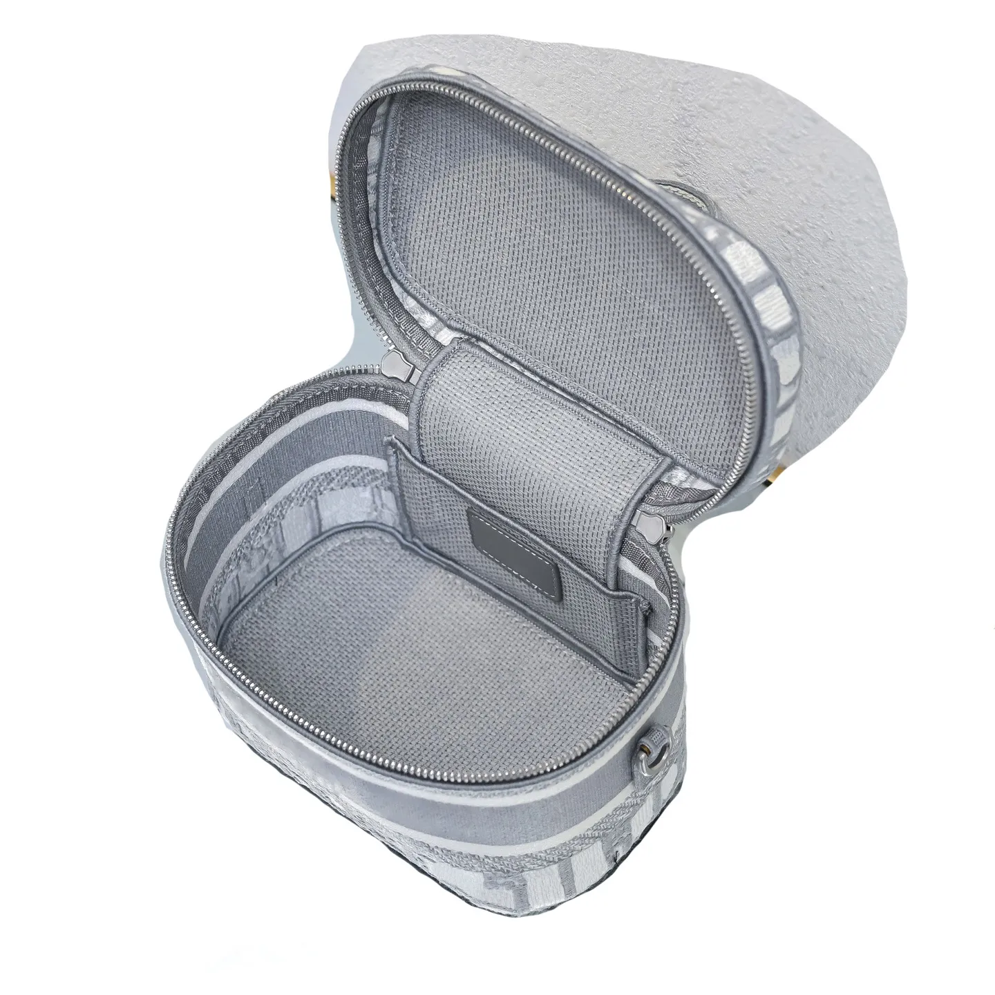 Chic Designer Cosmetic Pouch Durable Material for Securing All Beauty Tools Efficiently